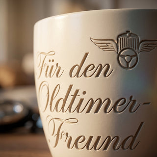 Personalisierter Blumentopf mit Gravur — Geschenk für Oldtimer-Freunde — Detailaufnahme