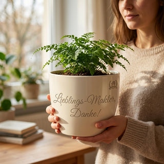 Personalisierter Blumentopf mit Gravur — Geschenk Immobilienkaufmann Makler — im Wohnambiente