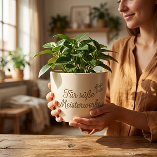 Personalisierter Blumentopf mit Gravur — Geschenk Konditorin Geburtstag — im Wohnambiente
