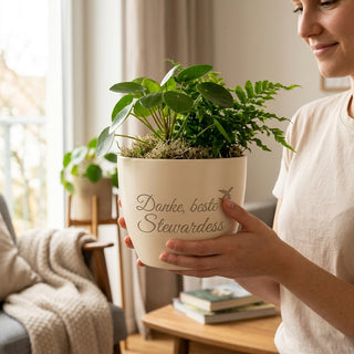 Personalisierter Blumentopf mit Gravur — Geschenk Stewardess zum Abschied — im Wohnambiente