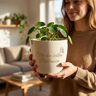 Personalisierter Blumentopf mit Gravur — Geschenk für Biertrinker & Kenner — im Wohnambiente