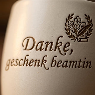 Personalisierter Blumentopf mit Gravur — Geschenk Beamtin Abschied Ruhestand — Detailaufnahme