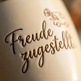 Personalisierter Blumentopf mit Gravur — Geschenk Kurierfahrer Dankeschön — Detailaufnahme