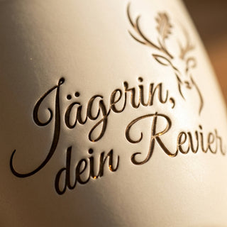 Personalisierter Blumentopf 'Jägerin, dein Revier' — Geschenk für Jägerinnen — Detailaufnahme