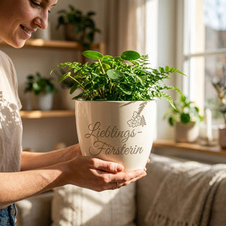 Personalisierter Blumentopf mit Gravur 'Lieblings-Försterin' — Geschenk Försterin — im Wohnambiente