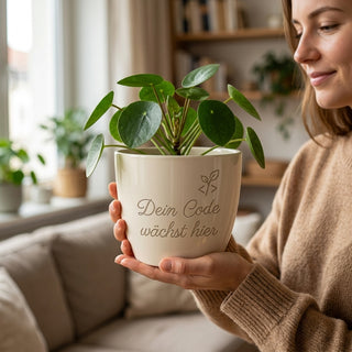 Individuell gravierter Blumentopf als Geschenk für Fachinformatiker – Dein Code wächst hier — im Wohnambiente
