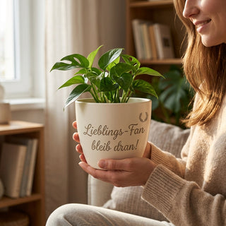 Personalisierter Blumentopf mit Gravur — Geschenk für Fußballfan Geburtstag — im Wohnambiente