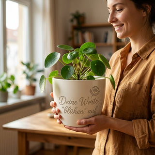 Blumentopf mit Lasergravur »Deine Worte blühen auf« — Geschenk für Texterinnen — im Wohnambiente