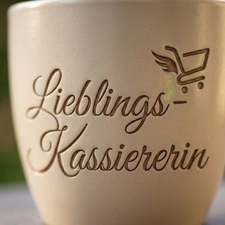 Blumentopf mit Gravur 'Lieblings-Kassiererin' — Geschenk Kassiererin — Detailaufnahme