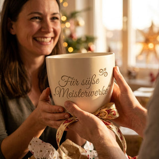 Blumentopf mit Lasergravur 'Für süße Meisterwerke' — Geschenk Patissier — als persoenliche Geschenk-Uebergabe