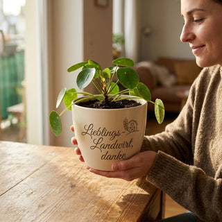 Personalisierter Blumentopf mit Gravur — Geschenk Landwirtschaftsmeister — im Wohnambiente