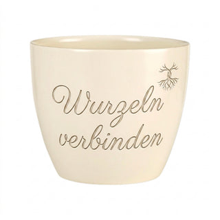 Personalisierter Blumentopf mit Gravur 'Wurzeln verbinden' — Geschenk Cousin — Detailansicht der Lasergravur