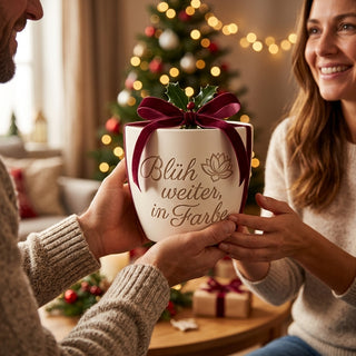 Personalisierter Blumentopf mit Gravur — Geschenk für Malerin — als persoenliche Geschenk-Uebergabe