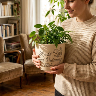 Personalisierter Blumentopf — Geschenk Justizbeamter zur Pensionierung — im Wohnambiente