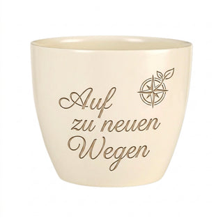 Personalisierter Blumentopf mit Gravur — Geschenk Berufsanfänger Karrierestart — Detailansicht der Lasergravur
