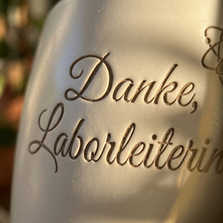 Personalisierter Blumentopf mit Gravur — Geschenk Laborleiterin — Detailaufnahme