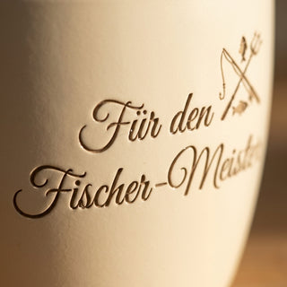 Personalisierter Blumentopf mit Gravur — Geschenk für Berufsfischer & Fischer-Meister — Detailaufnahme