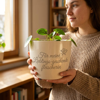 Personalisierter Blumentopf mit Gravur — Geschenk Fleischerin Abschied — im Wohnambiente
