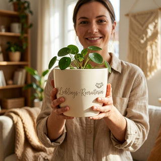 Personalisierter Blumentopf mit Gravur — Geschenk Recruiterin Dankeschön — im Wohnambiente