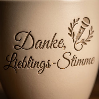 Personalisierter Blumentopf mit Gravur — Geschenk Synchronsprecher Dankeschön — Detailaufnahme
