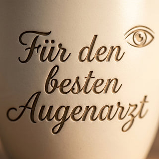 Personalisierter Blumentopf mit Gravur — Geschenk Augenarzt Abschied Praxis — nahaufnahme