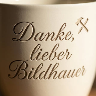 Geschenk für Bildhauer – Blumentopf mit persönlicher Gravur — Detailaufnahme
