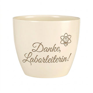 Personalisierter Blumentopf mit Gravur — Geschenk Laborleiterin — Detailansicht der Lasergravur