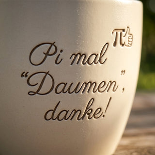 Personalisierter Blumentopf mit Gravur — Geschenk Mathematikerin Abschied — Detailaufnahme