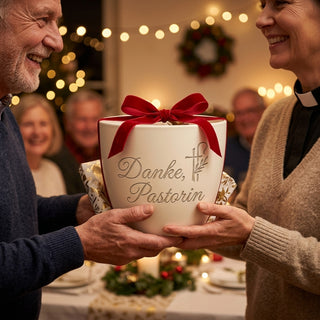 Personalisierter Blumentopf mit Gravur — Geschenk Pastorin zur Verabschiedung — als persoenliche Geschenk-Uebergabe