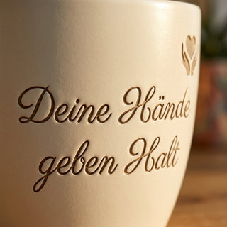 Personalisierter Blumentopf mit Gravur — Geschenk Intensivpfleger — Detailaufnahme