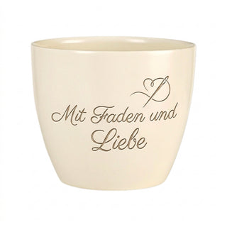 Personalisierter Blumentopf mit Gravur 'Mit Faden und Liebe' — Geschenk Näherin — Detailansicht der Lasergravur
