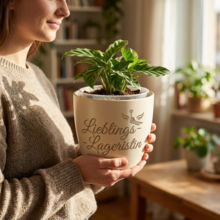 Personalisierter Blumentopf mit Gravur — Geschenk Lageristin — im Wohnambiente