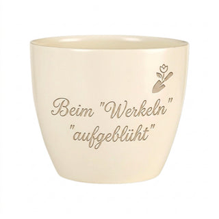Personalisierter Blumentopf mit Gravur — Geschenk Heimwerkerin — Detailansicht der Lasergravur