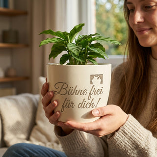 Personalisierter Blumentopf „Bühne frei für dich!“ — Geschenk Schauspielerin — im Wohnambiente