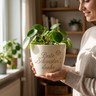 Personalisierter Blumentopf mit Gravur — Geschenk für die Schwester — im Wohnambiente