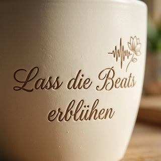 Personalisierter Blumentopf mit Gravur — DJ Geschenk zum Geburtstag oder Auflegen — Detailaufnahme