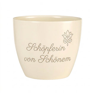 Personalisierter Blumentopf mit Gravur — Geschenk für Modedesigner & Modeschöpfer — Detailansicht der Lasergravur