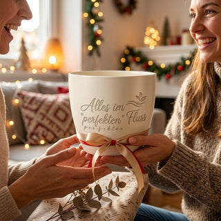 Personalisierter Blumentopf mit Gravur — Geschenk Logistikerin Abschied — als persoenliche Geschenk-Uebergabe