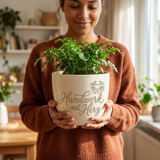 Personalisierter Blumentopf mit Gravur — Geschenk Zimmerer Meisterprüfung — im Wohnambiente