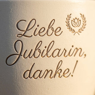 Personalisierter Blumentopf "Liebe Jubilarin, danke!" — Jubiläumsgeschenk Frau — Detailaufnahme