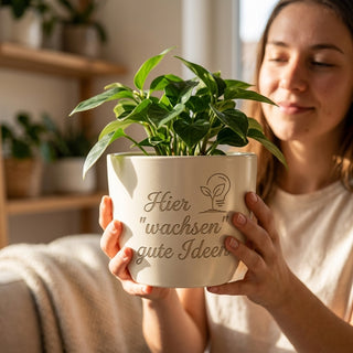 Blumentopf mit Gravur 'Hier wachsen gute Ideen' — Geschenk für Mediengestalterin — im Wohnambiente