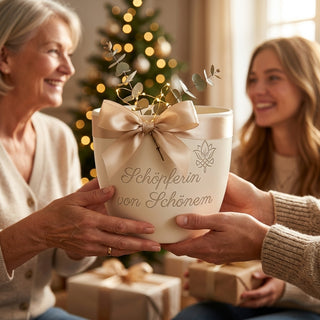 Personalisierter Blumentopf mit Gravur — Geschenk für Modedesigner & Modeschöpfer — als persoenliche Geschenk-Uebergabe
