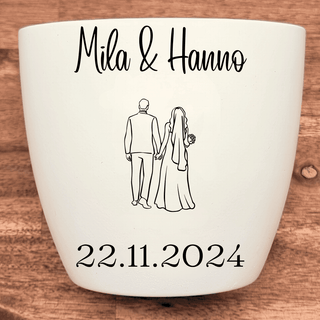 Weißer Blumentopf mit Gravur Brautpaar Hand in Hand, Mila & Hanno, 22.11.2024. Hochzeitsgeschenk.