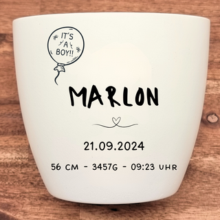 Weißer Blumentopf mit Gravur "It's a Boy", Name Marlon, Geburtsdatum 21.09.2024 und Geburtsdaten. Geschenk zur Geburt.