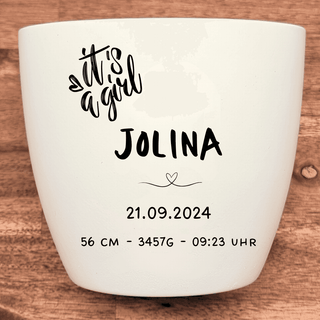 Weißer Blumentopf mit Gravur "It's a girl", Name "Jolina", Geburtsdatum 21.09.2024 und Geburtsdaten. Geschenk zur Geburt.