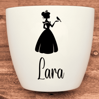 Weißer Blumentopf mit Prinzessin-Silhouette und Vogel, graviert mit "Lara". Geschenk für Mädchen.
