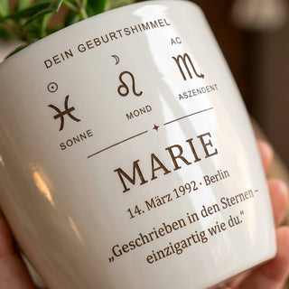 Detailaufnahme der Gravur: Geburtshimmel mit Name und Datum