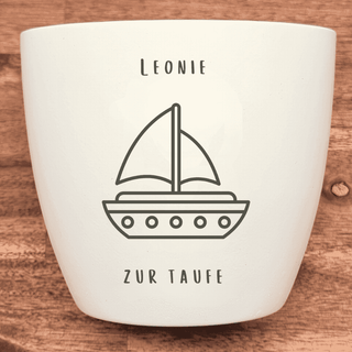 Weißer Blumentopf mit Segelboot-Motiv und "Leonie zur Taufe" Gravur. Taufgeschenk von Naturmacher.