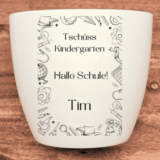 Weißer Blumentopf mit Schulmotiven, graviert mit "Tschüss Kindergarten Hallo Schule! Tim". Einschulungsgeschenk von Natur ...