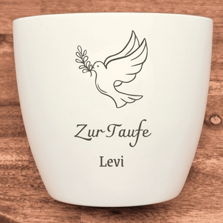 Weißer Blumentopf mit gravierter Taube und Olivenzweig. Beschriftet mit "Zur Taufe Levi". Taufgeschenk von Naturmacher.